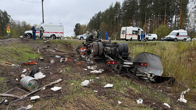 В Тейкове на переезде товарный поезд снес КАМАЗ с пивом